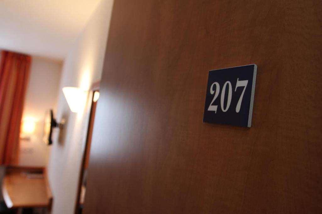 Brit Hotel Confort Villeneuve Sur Lot Bias  Zimmer foto